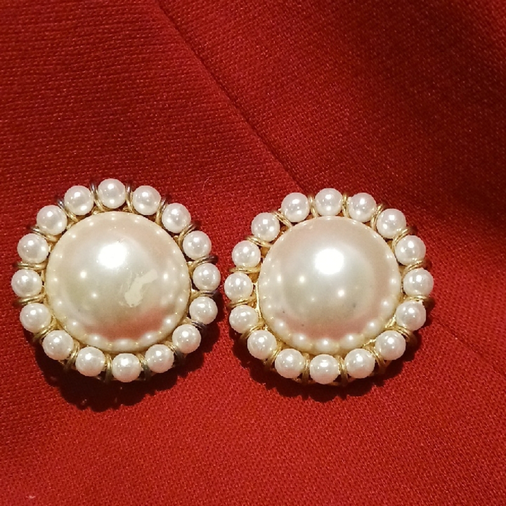 Elegant Gold and Pearl Stud Earrings